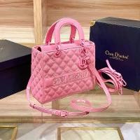 ราคา กระเป๋าผู้หญิง เนื้อหนังแท้ สไตล์เลดี้ดิออร์ คอลเลคชั่นใหม่ 2025 คุณภาพบูติก อเนกประสงค์ กระเป๋าสะพายไหล่ กระเป๋าสะพายข้าง และกระเป๋าถือ rose man ' land กระเป๋า กระเป๋า sonny (1731886889390671768)