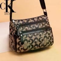 ราคา กระเป๋าสตรีวัยกลางคน แบรนด์ Drck กระเป๋าคุณแม่ 2023 แฟชั่นใหม่ กระเป๋าสะพายข้าง กระเป๋าสะพายข้าง กระเป๋าสตางค์ หนังนิ่ม ขนาดเล็ก สีกากี (1730478141080635693)