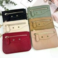 ราคา จัดส่งทันที. กระเป๋าใส่เหรียญ ทรงแบน มีช่องซิบใส่เหรียญด้านหน้า หนัง PU ขนาด 12 cm. มีช่องใส่บัตร 4 ช่อง มีห่วงโซ่คล้องกุญแจ กระเป๋าสตางค์ กระเป๋าใส่เหรียญ กระเป๋าตัง (1732031092394920849)