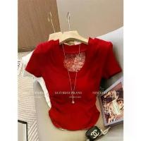 ราคา เสื้อยืด ลูกไม้ เย็บปะติดปะต่อกัน คอ U แขนสั้น สีแดง ดีไซน์สวย สำหรับผู้หญิง คอลเลคชั่นฤดูร้อน 2025 เสื้อเอวย้วยวินเทจจับเอว มาใหม่ เสื้อ คอปาด เสื้อ สียีนส์ เสื้อ ฟรุ้งฟริ้ง ไป งานแต่ง (1731761074446