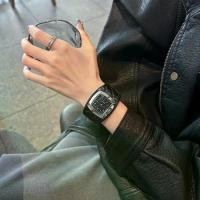 ราคา นาฬิกาแฟชั่นสไตล์อังกฤษ GUOU เข็มขัดหนังลายสก๊อตใหม่ ราคาไม่แพง หรูหรา นาฬิกาผู้หญิงควอทซ์ระดับไฮเอนด์ นาฬิกาสี่เหลี่ยมย้อนยุค นาฬิกา บอก เวลา ละหมาด นาฬิกา โลโก้ มงกุฎ ရ ေ (1732102059416325119)