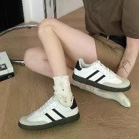 ราคา รองเท้าผ้าใบคู่รัก, การฝึกอบรมเยอรมัน 2025, เปิดตัวเฉพาะ TNT, สไตล์เรโทร, ลำลอง, ระบายอากาศได้, อเนกประสงค์, รองเท้าผู้ชายและผู้หญิง, สีขาว, ดีไซน์สองแถบสีดำ, สไตล์เกาหลี รองเท้า (1731472847828912008)