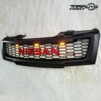 ราคา กระจังหน้า นิสสัน นาวาร่า D40 สีดำเงา โลโก้ แดง พร้อมไฟกระจัง สีส้ม/สีขาว ปี 2005-2013 Nissan Navara D40 (1731243398788450530)