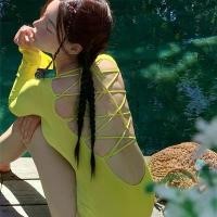 ราคา ชุดว่ายน้ำวันพีซ สีเหลือง แขนยาว ผู้หญิง สลิมมิ่ง คลุมท้อง เหมาะสำหรับดำน้ำตื้นและว่ายน้ำ สไตล์ญี่ปุ่น สปริงสุดฮอต ใหม่ในปี 2024 เซ็กซี่ (1732012750443153357)