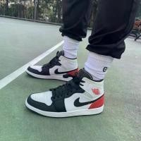 ราคา Nike Air Jordan 1 Mid AJ1, รองเท้าบาสเก็ตบอลผู้ชาย, สีดำและสีขาว, สีแดง, กลาง-ท็อป, 852542-100, ปี 2024 (1731370084366649354)