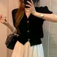 ราคา เสื้อคาร์ดิแกน แขนสั้น ผ้าถัก สไตล์ชาแนล สีดำ สไตล์ฝรั่งเศส ทำจากผ้าไหมน้ำแข็ง ทรงสลิมฟิต เอว เสื้อยืด คอวี เทรนด์ ฤดูร้อน มาใหม่ (1731477823761450329)