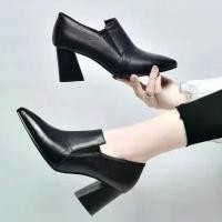 ราคา รองเท้าบูทสั้นบล็อกแฟชั่นสตรี Koran รองเท้าหนังสีดำ รองเท้าบูทหุ้มข้อ เหมาะสำหรับทำงาน/โรงเรียน มีไซส์ 35-40 (1729786268679047808)