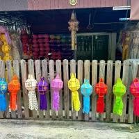 ราคา โคมล้านนาผ้าขนาด7นิ้ว คละสี 10 ลูก แขวน โคมล้านนา สั่งเยอะมีเรทราคาส่งให้ครับ สินค้าผลิตจากโครงไม้ไผ่ หุ้มด้วยผ้าสีสันสดใส สี แบบ ขนาด สั่งได้ *อายุการใช้งาน ในร่ม 1-2 ปี โดนแ (1730627999604574531)