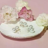 ราคา Petite Pearl On Pearl Stud ต่างหูแป้นมุก สร้อยทอง ลายมังกร ตีโปร่ง (1731776884842792137)