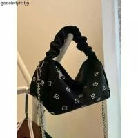 ราคา [Grace] ส่งด่วน A diamond bag กระเป๋าสุดเก๋ผ้าซาตินแต่งโลโก้เพรช ทั้งใบ สวยมากกกก (1731839085401114060)