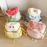ราคา กระเป๋าเป้ผลไม้การ์ตูน น้ำหนักเบา กระเป๋าลำลอง กระเป๋าเป้เด็กบาง เหมาะสำหรับฤดูร้อน มีดีไซน์สตรอเบอร์รี่ แอปเปิ้ล ลูกแพร์ และแตงโม (1731787719013140138)