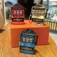 ราคา ของเล่นคลายเครียด เครื่องผลไม้อินเทรนด์ เครื่องสล็อตออนไลน์ขนาดเล็ก เครื่องจับรางวัลนำโชค จี้พวงกุญแจ ของขวัญสร้างสรรค์ พวงกุญแจ beyblade x black nika one piece gundam rx 7 (1731636253745055681)