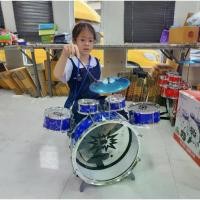 ราคา [COD] กลอง กลองชุดใหญ่ ของเล่นกลองเด็ก กลองชุด กลองของเล่น กลองชุดพร้อมเก้าอี้ ชุดใหญ่ / กลองชุดเล็ก ของขวัญเด็ก เครื่องดนตรีของเล่น (1732191348095878936)