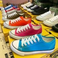 ราคา Goldcity GC1207 รองเท้าผ้าใบแฟชั่นทรงคลาสสิค (โกลด์ซิตี้) Size : 37-47 (พร้อมส่ง!) vans ตารางแดง (1729622830792018270)