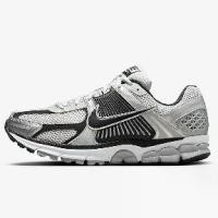 ราคา [ผ่อน0%] รองเท้า Nike Zoom Vomero 5 - Metallic Silver Black | [FJ4151-004] (1731067244817845241)
