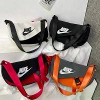 ราคา olnshop45 พร้อมส่ง! Nike กระเป๋าสะพายข้าง ผู้ชายและผู้หญิง comme des garcons แผ่นเจลน้ําให้แมวเล่น ခေါင်းအုံးစွတ် บรีส หมุนได้ 360 กล่องรองเท้า กระดาษทิชชู่ ทิชชู่พกพา (1731589495409575176)