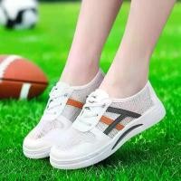 ราคา รองเท้ากีฬา สไตล์ฮอต ปี 2025 ดีไซน์อินเทรนด์ใหม่ รองเท้าผ้าใบฤดูร้อน สีขาว ระบายอากาศ รองเท้าแตะส้นแบนสไตล์นักเรียน เหมาะสำหรับหวานและทันสมัย HK asics novablast novablast 5 asics volleyball shoes (173