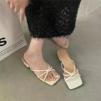 ราคา รองเท้าแตะสายลมตอนเย็นสำหรับผู้หญิง สไตล์ฝรั่งเศส ใส่หน้าร้อนออกได้ เท้าสี่เหลี่ยมเงินใหม่ 2024 รองเท้าแตะส้นหนาเข้าชุดกัน รองเท้า fitflop ทรงเอ หู หนีบ boots shorts (1731903948818318389)