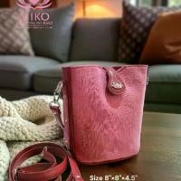 ราคา กระเป๋าสะพายข้าง Miko Bucket Bag ผ้าไหมไทยทอมือ (1732067708883666454)