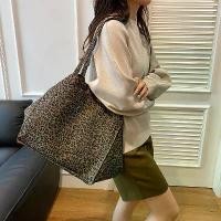 ราคา กระเป๋าสะพายไหล่ลายเสือดาว, แฟชั่นวินเทจอเนกประสงค์ใหม่, การออกแบบเฉพาะส่วนบุคคล, กระเป๋าโท้ทใต้วงแขนเรียบง่าย, เหมาะสำหรับการเดินทาง chum bucket ชะลอม ของ รับไหว้ စ ု ဗ ူ (1731253841904371236)