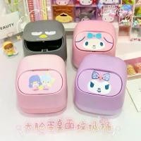 ราคา สินค้าแนะนำ Sanrio ถังขยะขนาดเล็ก Hello Kitty My Melody Mini Desktop Bin ถังขยะหลอดพร้อมฝาปิดถังขยะในห้องนอน (1731818300400370806)