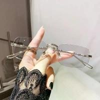 ราคา New แว่นสายตาสั้น แว่นกรองแสง ฟ้า แท้ ไร้กรอบ เลนส์ออโต้ ออกแดดเปลี่ยนสี กันรังสี Super Auto Lens กันUV99% แฟชั่น (1731938513488414039)