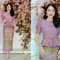 ราคา ชุดผ้าไหมโบว์ผูกเอว อัดผ้ากาวทั้งชุด(เสื้อ+ผ้าถุงป้ายฟรีไซส์) ผู้หญิง Clothing ชุดพม่าผู้หญิงสําเร็จรูป ชุดไทยศิวาลัย ชุดอาข่าสวยๆ periodo tudor outfit ชุดบาบ๋าย่าหยา Women Girl (1729583663038368083)