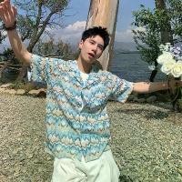 ราคา เสื้อเชิ้ต สไตล์อเมริกัน บางฤดูร้อน แขนสั้น ลายดอกไม้ เสื้อวันหยุดพักร้อน สไตล์ญี่ปุ่น เสื้อลำลอง สำหรับผู้ชาย อินเทรนด์ ronaldinho sweater lee jacket ន ា ឡ ិ ក ា រ ម ន (1731620351584274056)