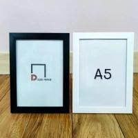 ราคา COD กรอบรูป A5 ตั้งได้ แขวนได้ กระจกแท้100% กรอบรูปของขวัญ กรอบรูปตกแต่งบ้าน หูแขวนผนัง ขาตั้งโต๊ะ (1732397508513924675)
