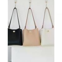 ราคา กระเป๋าทรงถังสำหรับผู้หญิง, กระเป๋าถือ, Niche สูง, สีขาว, อเนกประสงค์, แฟชั่น, หนังหุ้มหนัง, กระเป๋าสะพายไหล่, ฤดูใบไม้ผลิ, 2025 (1731519568468346737)