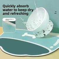 ราคา เสื่อให้อาหารสัตว์เลี้ยง พิเศษ สำหรับแมวและสุนัข เสื่ออาหาร อุปกรณ์สำหรับแมว ทำจากซิลิโคน กรงสุนัข กันลื่นและกันน้ำ เหมาะสำหรับให้อาหารและป้องกันการกระเด็น น้ําพุ สําหรับ สัตว์เลี้ยง ชาม สัตว์เลี้ยง (