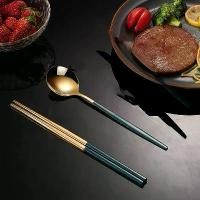 ราคา ชุดช้อนส้อมในครัวเรือน 4 ชิ้น สีดำและสีทอง ประกอบด้วย ตะเกียบ ช้อน และส้อม ทำจากสแตนเลสสีเขียวและสีทอง ชุดอาหารเย็น ชุดเครื่องใช้บนโต๊ะอาหารสุดหรู (1732143829853308804)