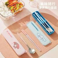 ราคา PAชุดช้อน ตะเกียบ Sanrio พกพา ชุดช้อนส้อม 3 ชิ้น กล่องเก็บของ ตะเกียบพกพา ช้อน สแตนเลส สวัสดิการสด (1732368906495755827)
