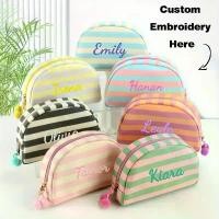 ราคา กระเป๋าแต่งหน้าปักลาย กำหนดเอง มีซิป ชื่อส่วนบุคคล สีสันสดใส กระเป๋าเก็บอุปกรณ์อาบน้ำสำหรับเดินทาง ของขวัญน่ารักสำหรับเพื่อนเจ้าสาว วันเกิด และวันหยุด กระเป๋าใบเล็กที่จำเป็น สไตล (1732083193489425741)