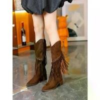 ราคา รองเท้าบูทยาวสำหรับผู้หญิง สไตล์อเมริกัน ส้นเหลี่ยม หัวแหลม ส้นสูง รองเท้าบูทพู่ รองเท้าบูท Melad รองเท้าบูทตะวันตก รองเท้าบูทหลอดสูง อินเทรนด์ (1732316975212824483)