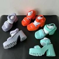 ราคา รองเท้าส้นสูง มีสายรัดข้อเท้า หัวกลม ส้นหนา รองเท้าแตะลำลอง สีพาสเทล ฤดูร้อน 2025 มาใหม่ (1731348132990387759)