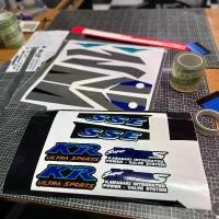 ราคา สติ๊กเกอร์ ติดรถ KR ท้ายแบน (น้ำเงิน-ดำ) งานติดประกอบมือ (1729991895022995480)