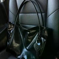 ราคา กระเป๋าสะพายหนังPU ความจุสู กระเป๋าถือ กระเป๋าใบใหญ่สีดำ+จี้ความรัก สายฟิกซ์สไตล์เกาหลี แม่เหล็ก อัตโนมัติ เดท-ทำงาน-เที (1731968029256942769)