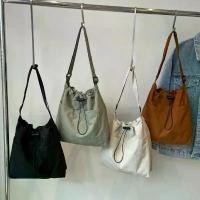 ราคา BAG-CRN กระเป๋าผ้าร่ม กระเป๋าสะพาย สายหูรูด ไม่แถมตัวห้อย กระเป๋าใส่ของ ใช้ได้ทั้งผู้ชายและผู้หญิง สินค้าพร้อมส่ง ขายร้อน (1732314561474365530)