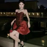 ราคา ชุดเดรสเลื่อมแวววาว ชุดเดรสสีไวน์แดงกุหลาบ เสื้อท่อนบนลายนูน กระโปรงสั้น สง่างาม หวาน เลดี้ น้อง สายรัด ชุดเดรส (1729818740144900806)