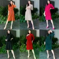 ราคา ชุดเดรส คอปีน แขนยาว รุ่นนี้ ใช้ผ้าเวลวิท เนื้อมันเงา อย่างดี อัดพลีทลอนเกลียวเชือก มาพร้อม สายคาดเอว เกร๋ๆ เนื้อผ้าพลีท เนื้อนุ่มเด้ง แน่นๆ สปริงตัวสวย (1731123259927267690)