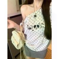 ราคา เสื้อยืด พิมพ์ลายจุด สไตล์ฝรั่งเศส แขนสั้น เปิดไหล่ สำหรับผู้หญิง ร้อน สาว ไหล่ไม่สมมาตร ริบบิ้น เสื้อแขนสั้น ฤดูร้อน มาใหม่ (1731829592848041267)