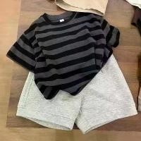 ราคา ชุดเสื้อผ้าเด็ก สไตล์เกาหลี กางเกงขาสั้นเด็กผู้ชาย แขนสั้น เสื้อยืด แฟชั่นใหม่ ชุดสองชิ้นฤดูร้อน ลายทาง มีสไตล์ สำหรับเด็ก (1732069513881617526)
