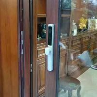 ราคา ล็อคประตูลายนิ้วมือแบบเลื่อน, งานหนัก, เหมาะสำหรับประตูด้านบนสองบานประตูอัลลอยด์บางเฉียบ, อิเล็กทรอนิกส์, พร้อมกรอบกระจก (1731835683439544998)