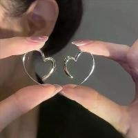 ราคา ต่างหูหัวใจ แฟชั่นบุคลิกภาพสร้างสรรค์ สไตล์หวาน สดและเรียบง่าย ต่างหูรูปหัวใจ อเนกประสงค์ ขนาด 18*16 มม. กรอบ พระ ทองอิตาลี แท้ 24 k ขาเทียม ไทเทเนียม กล่องสุ่ม แมว นําโช (1732194919522732174)