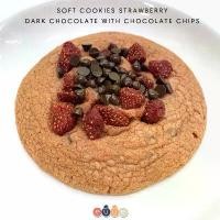 ราคา คุกกี้นิ่มสตรอว์เบอร์รี่ช็อกโกแลตชิพสอดใส้เวโรนาดาร์กช็อก Soft Cookies Strawberry Valrhona Dark Chocolate with Chocolate Chips พรีเมี่ยมคุกกี้ตัวกลม สีสันหวานๆ ชมพูสดใส กรอบนอกแต (1731807628056366039)
