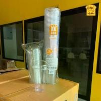 ราคา (ยกลัง) KK แก้วพลาสติกพร้อมฝาโดมเจาะรู PET ทรงสตาร์บัค แก้วเนื้อหนาพิเศษ ปิดฝาง่าย ไม่ยวบ ขนาด22ออนซ์ ปาก98mm (500ชุด) (1730816882544707741)