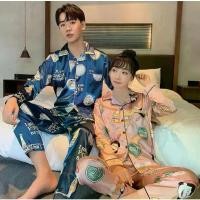 ราคา 2222-1 พร้อมส่งชุดนอนผู้ชาย ชุดนอนผู้หญิง ชุดนอนแขนยาว ผ้าซาติน แฟร์ชั่นชุดคู่รัก ผ้าซาติน สินค้ายอดฮิต มาใหม่ สินค้าพร้อมส่งชุดนอนผู้ชาย Men's pajamas (1732291791002110514)