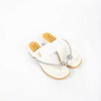ราคา PLAYBOY รุ่น Platform Sandals(C)รองเท้าแตะส้นสูง รหัส ST-H241C1157 ดีไซน์แตะส้นเตี้ยแบบสวมนิ้วโป้งคาดพลาสติกใส มี2สี ขาว/ดำ (1730118643392743567)