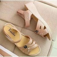 ราคา รองเท้าแตะรัดส้นผู้หญิง sandals หนา4.5ซม ตีนตุ๊กแก เพิ่ม1เบอร์ แฟชั่น กันลื่น ให้คุณแม่ ใส่สบาย นำเข้าราคาถูก (1730801167624538337)